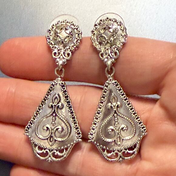 Vintage Pair of Avon Silver Tone Drop Earrings - Picture 9 of 15
